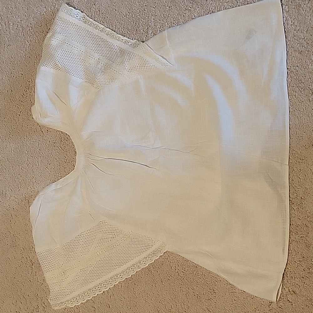 NWT Old navy cream top with crochet sleeves
